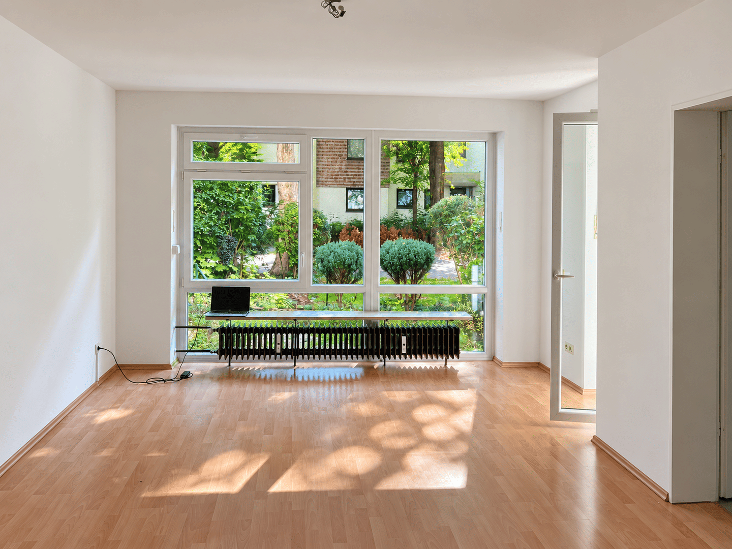 Ab sofort: Feierabend im Grünen: ruhige 2-Zimmer-Gartenwohnung mit Terrasse, U6 Haderner Stern vor der Tür, 81375 München (Hadern)