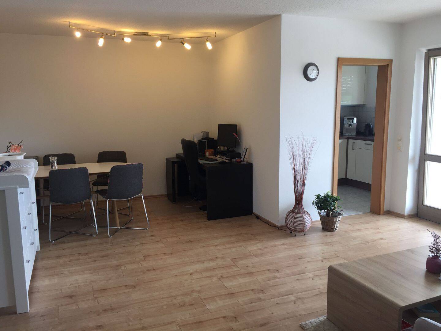 Helle 2-Zimmer-Wohnung mit Balkon und Aufzug, 84028 Landshut (Altstadt Peter und Paul)