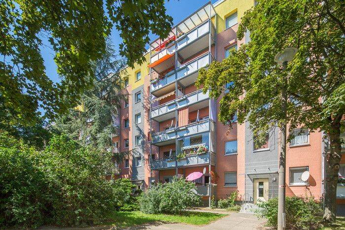 Große 3-Zimmerwohnung mit Balkon, Küche und Bad mit Fenster!, 1239 Dresden