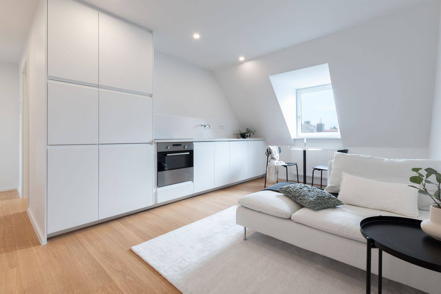 Nachmieter ab 01.12.2026: helle 2-Zimmer-DG-Wohnung, 32 m², 86167 Augsburg (Lechhausen)