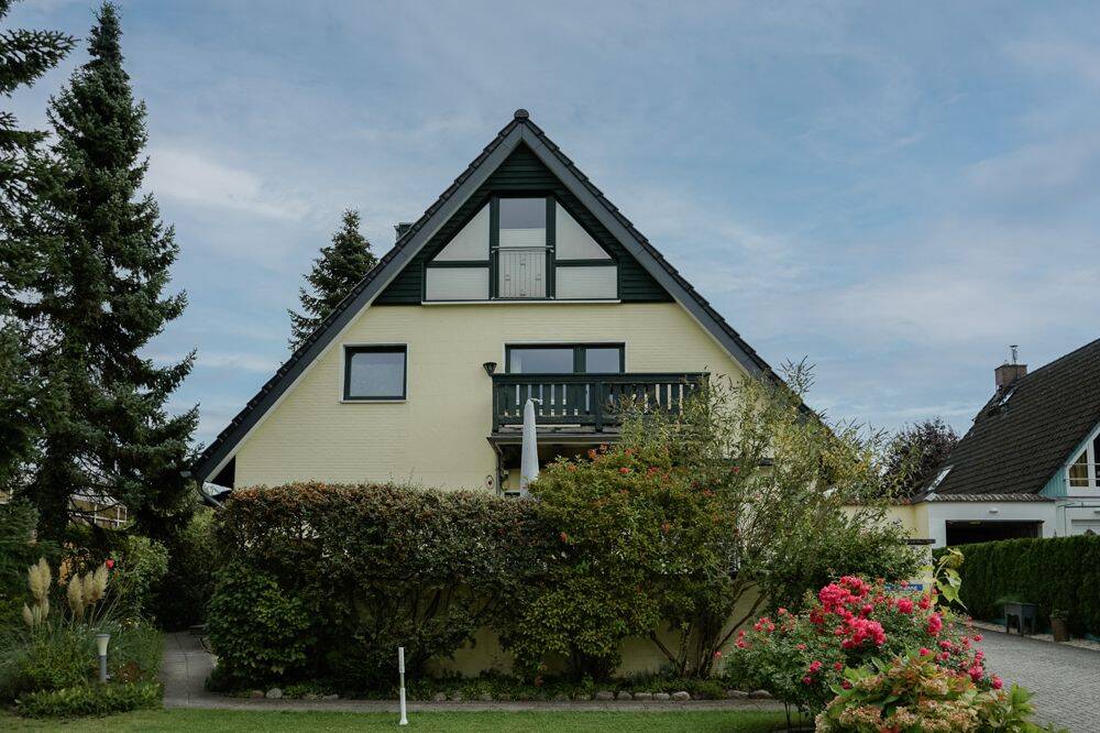 Bäk: Seeluft inklusive! Zwei Ebenen, ein Zuhause: Wohnen mit Garten und Seeblick am Ratzeburger See, 23909 Bäk