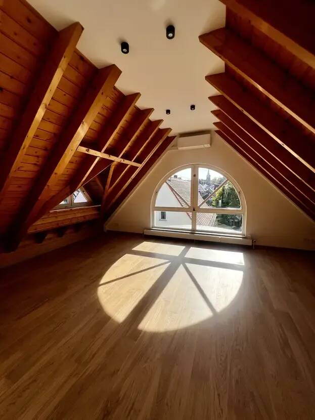 Loft-Maisonette mit Galerie, Klimaanlage und Westbalkon am Lohrberg, 60389 Frankfurt am Main (Bergen-Enkheim Bornheim Nordend-Ost Nordend-West Seckbach)