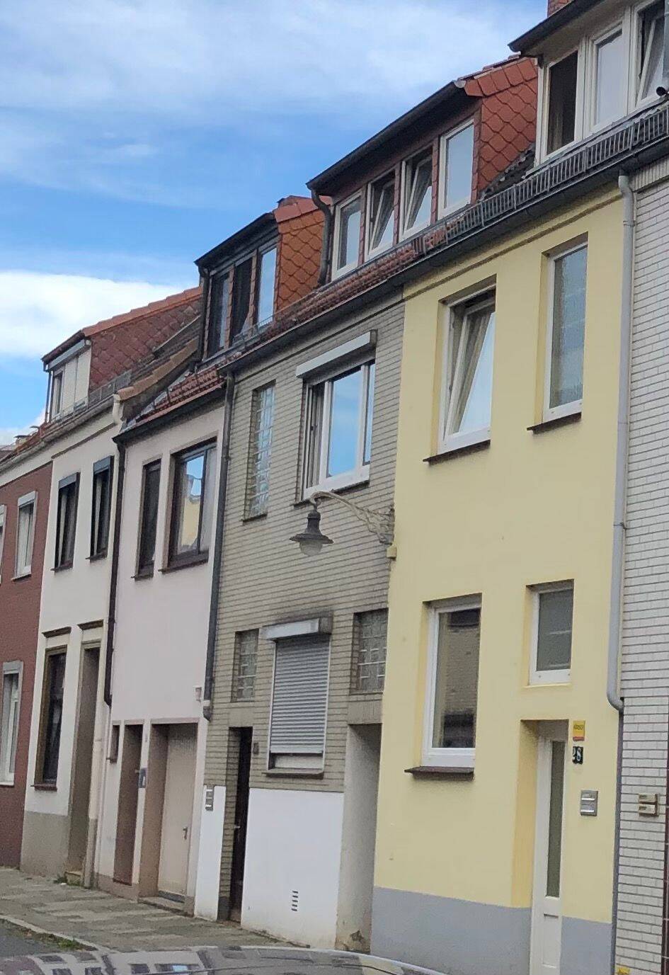 2 Zimmerwohnung mit zusätzlichem Bodenraum im Spitzboden ohne Balkon, 28197 Bremen