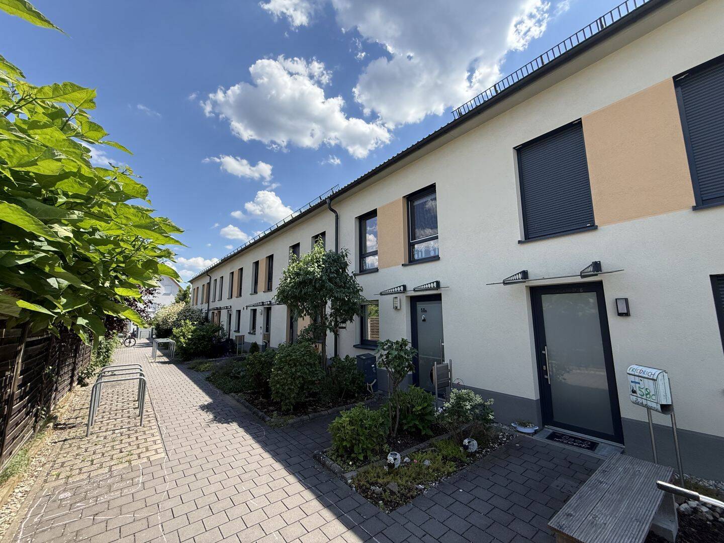 Neuwertiges Reihenmittelhaus in guter Lage von Roth, 91154 Roth