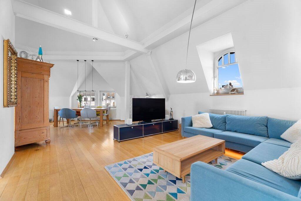 Lichtdurchflutete moderne Dachgeschosswohnung mit sonniger Südwest-Terrasse – im stilvollen Altbau, 40479 Düsseldorf (Derendorf Pempelfort)