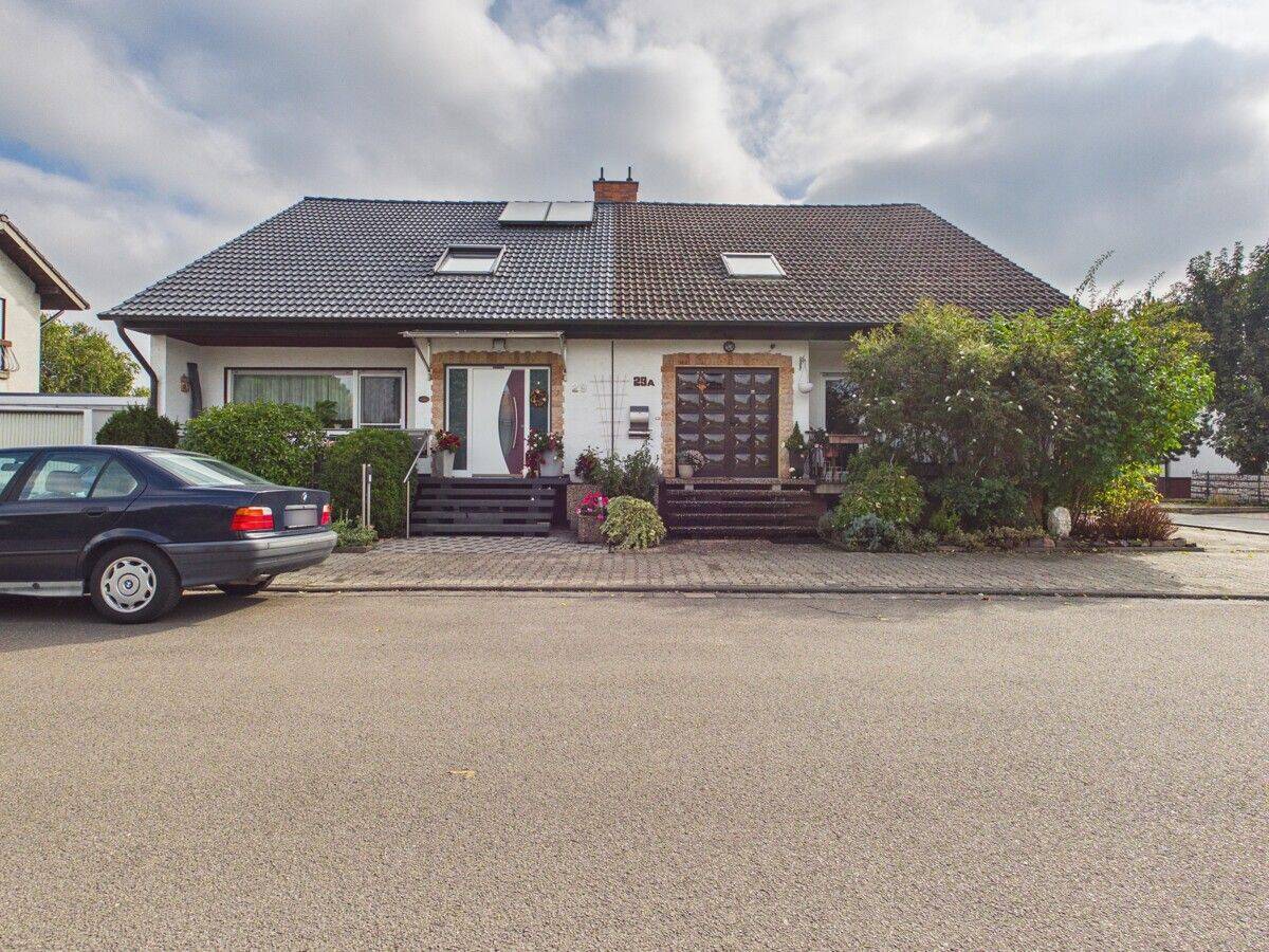 Familienglück ! Einzugsbereite, modernisierte große DHH mit Garage in Spielstraße, 67166 Otterstadt