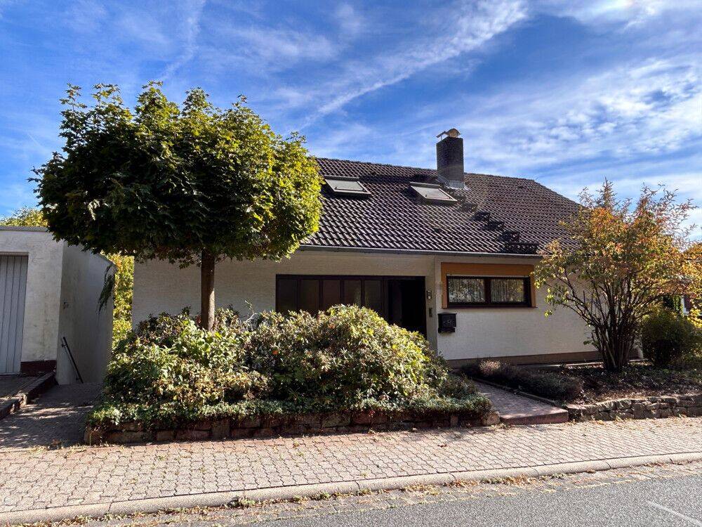 Ruhige Naturlage … Geräumiges Wohnhaus mit traumhaftem Ausblick ins Grüne!, 63863 Eschau