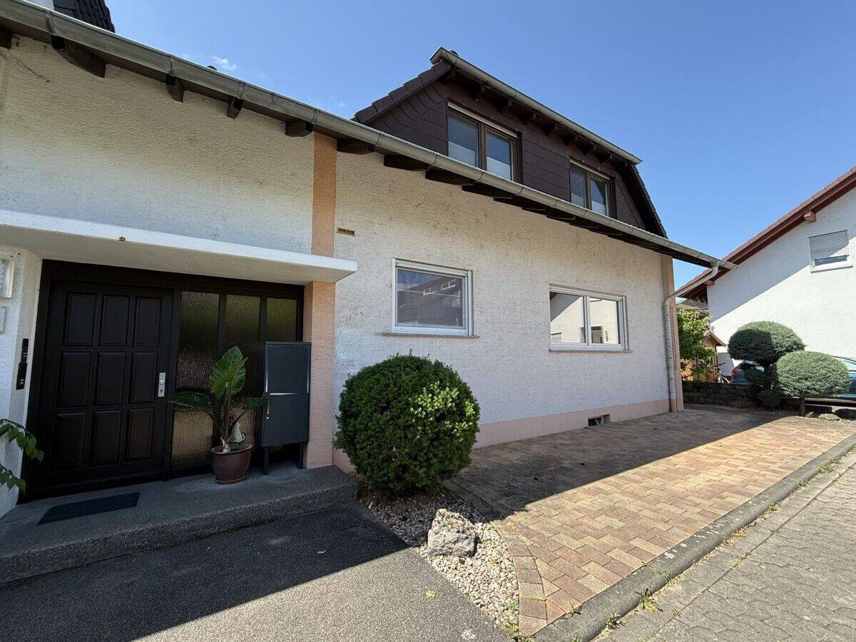 Schöne DHH in toller Lage mit Garage, Keller, gr. überdachter Terrasse, 2 Bädern, Solar + Sauna, 76676 Graben-Neudorf