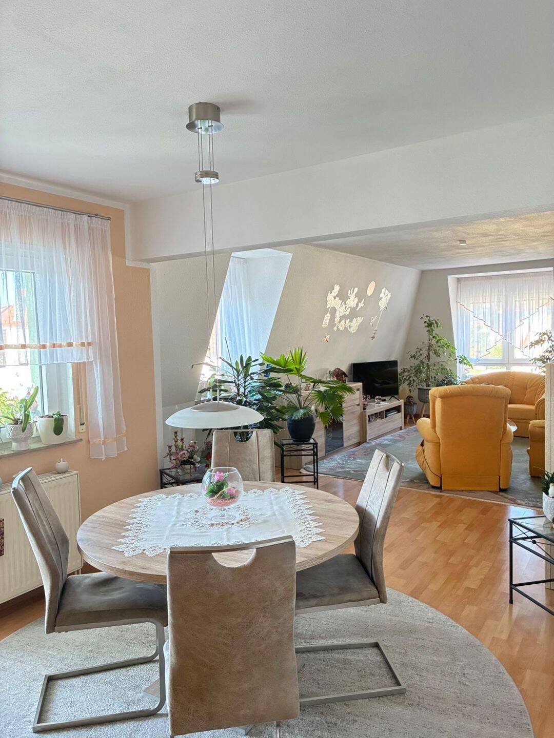 Teilmöblierte Dachgeschosswohnung mit Balkon in Dresden-Troppauer Straße – Wohnung befindet sich noch im bewohnten Zustand, 1279 Dresden (Blasewitz Laubegast Leuben Seidnitz/Dobritz Tolkewitz/Seidnitz-Nord)
