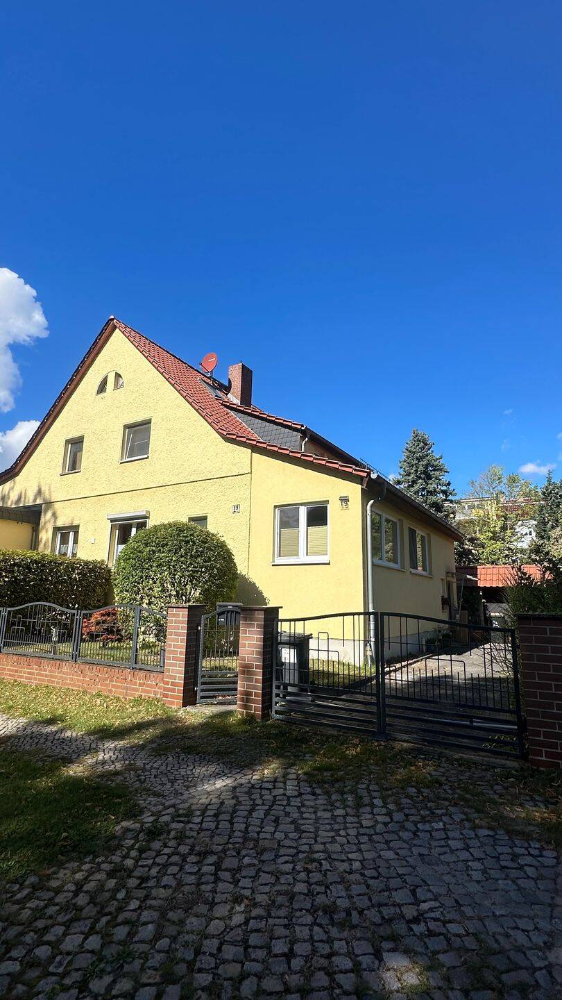 KAULSDORF: Charmante und modernisierte Doppelhaushälfte mit Keller, Garage und schönem Garten, 12621 Berlin (Marzahn-Hellersdorf Hellersdorf Kaulsdorf)