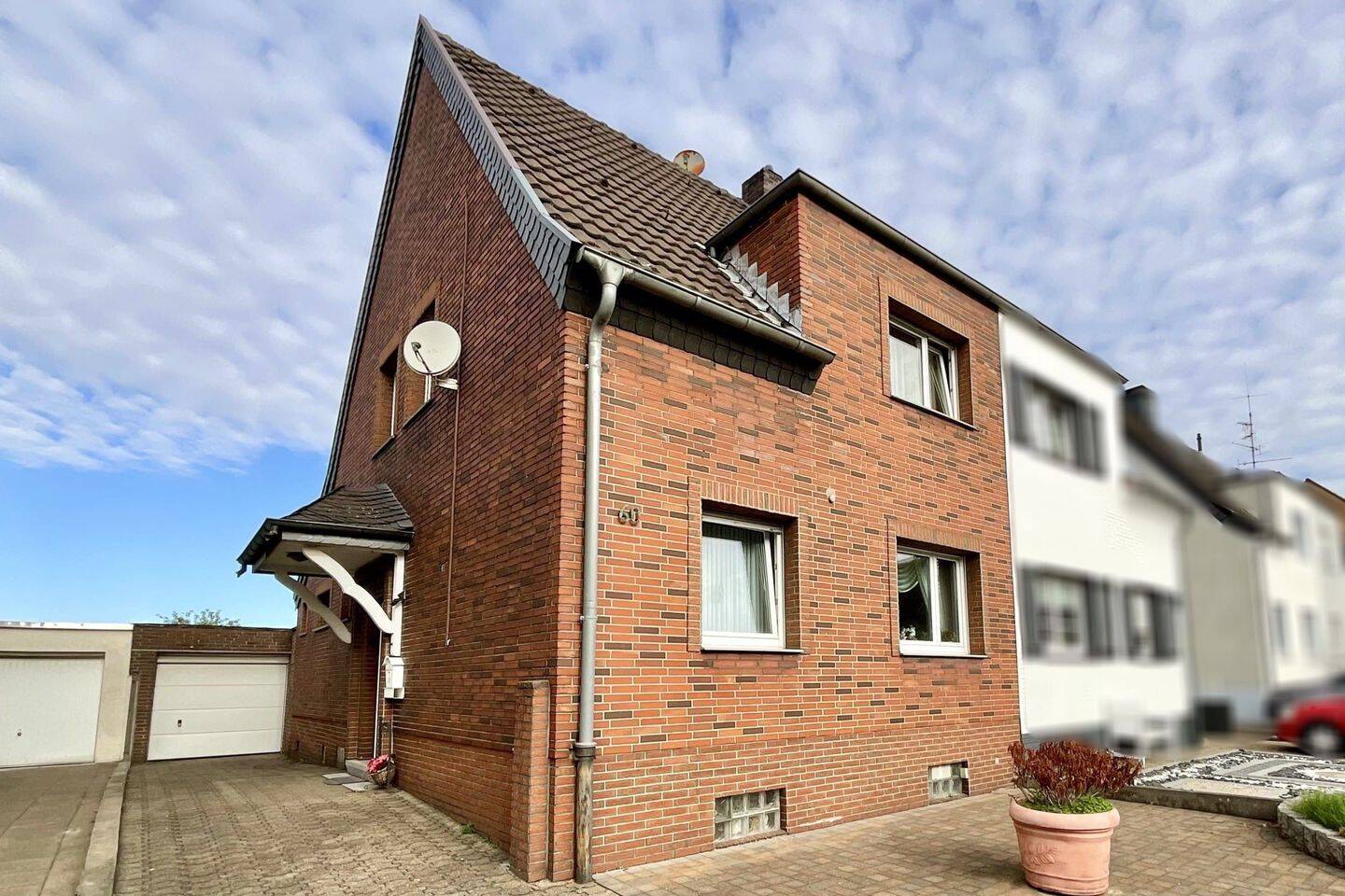 Doppelhaushälfte in ruhiger Lage von Homberg/Grenze Moers – mit großer Terrasse, Pool und Garage, 47198 Duisburg (Alt-Homberg Hochheide)