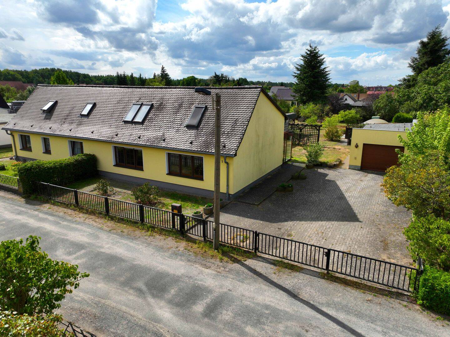 Wohnkomfort mit Wintergarten, Dachterrasse und Pool – Doppelhaushälfte mit ca. 160 m² Wohnfläche und großem Garten in…, 14712 Rathenow