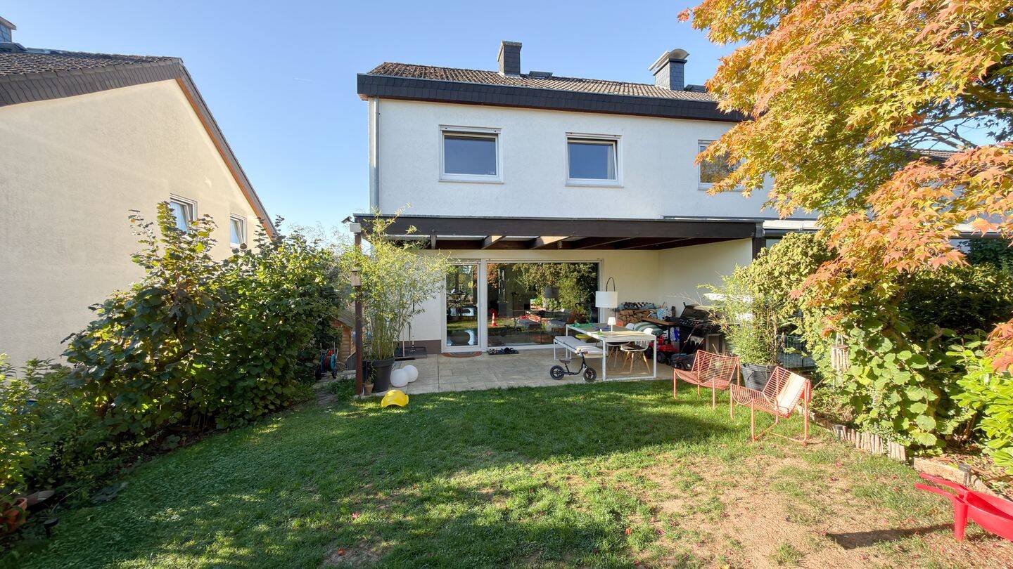 Usingen: Großzügige Doppelhaushälfte in ruhiger Lage und kurzer Distanz zum Hattsteinweiher!, 61250 Usingen