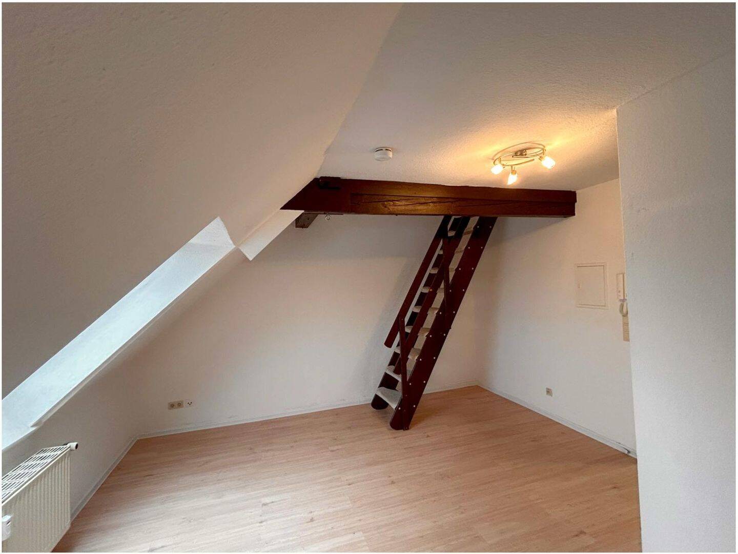 Kompakte 1-Zimmer-Dachgeschosswohnung am Hagenmarkt – mit Aufzug, 38100 Braunschweig (Braunschweig Innenstadt)