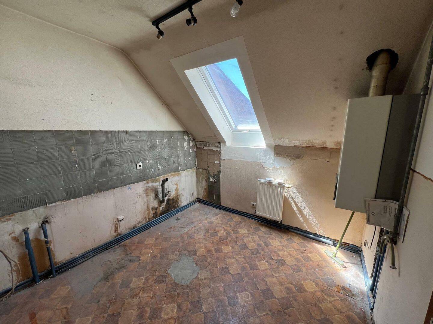 Altbaucharme trifft Gestaltungspotenzial – 2,5-Zimmer-Dachgeschosswohnung in Stuttgart, 70191 Stuttgart (Bad Cannstatt Nord)
