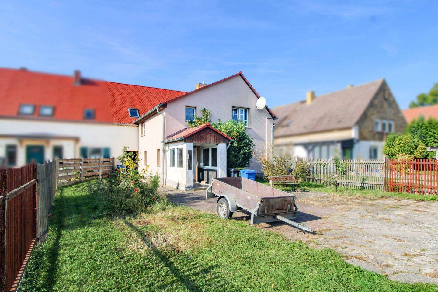 Charmante Doppelhaushälfte mit Geschichte und großem Grundstück, 4509 Delitzsch