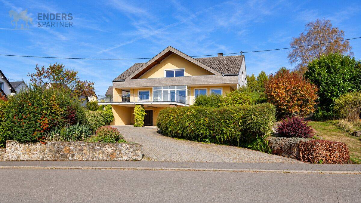 Großzügiges Einfamilienhaus mit Ausbaupotenzial, großem Grundstück und Doppelgarage in Newel bei Trier, 54309 Newel