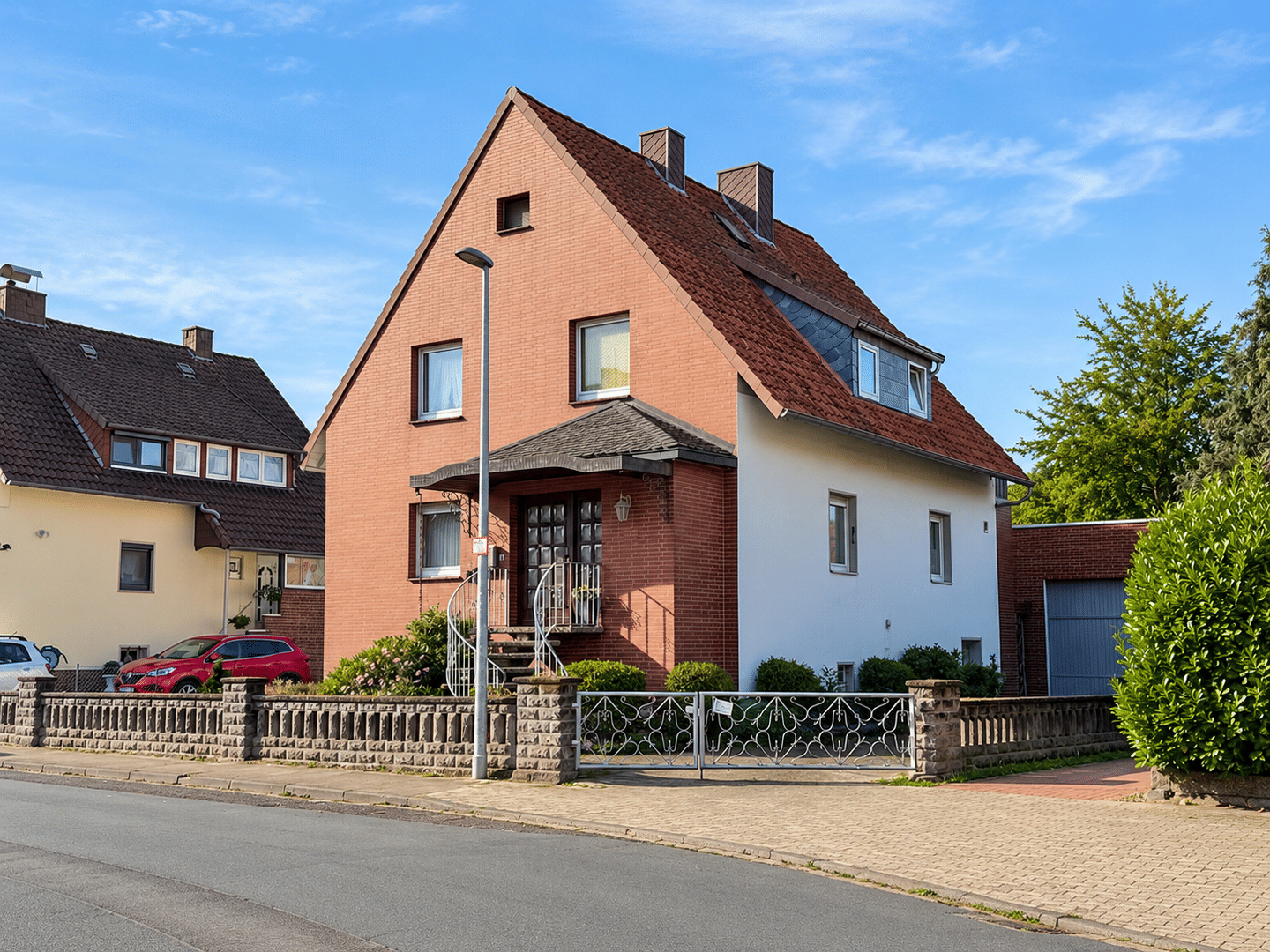 Großzügiges Haus mit drei Terrassen, schönem Garten & außergewöhnlicher Garage/Halle in guter Lage, 30827 Garbsen