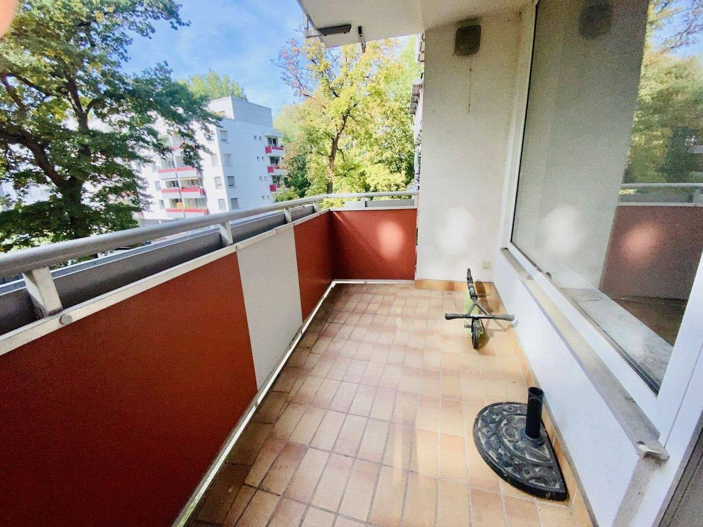 Sonnenplatz an der Wöhrder Wiese: 3-Zi.-Wohnung mit Balkon, Einbauküche u. Kfz.-Stellplatz, 90402 Nürnberg (Gleißbühl Lorenz Tafelhof Tullnau Wöhrd)
