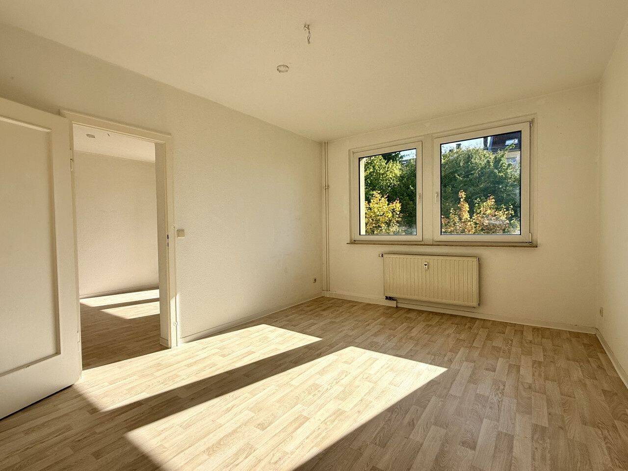 Freundliche 2-Raum-Wohnung mit sonnigem Balkon und Blick ins Grüne, 8525 Plauen