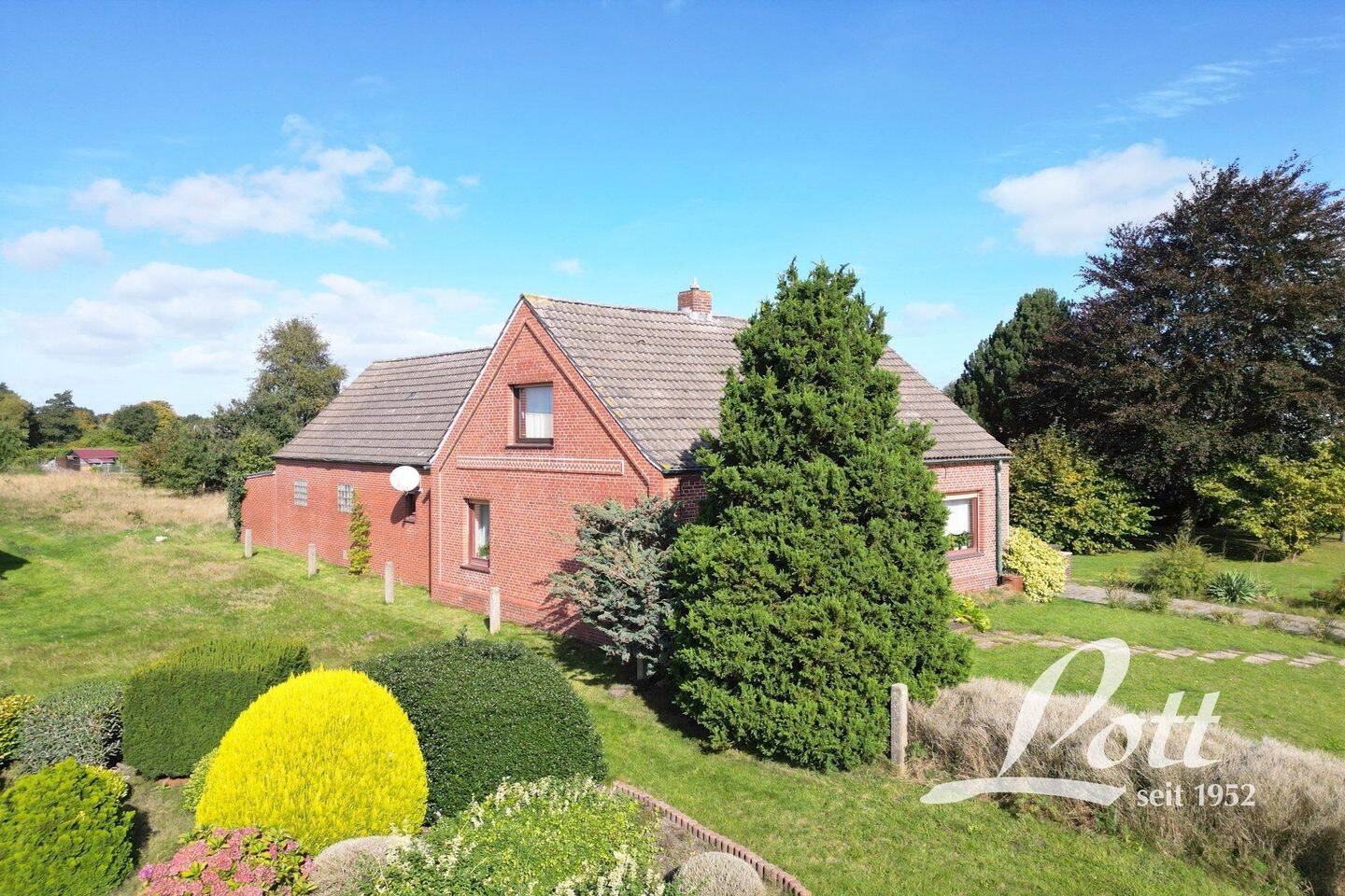 +++ Modernisierungsbedüftiges Einfamilienhaus mit Anbau und Garage in Weener / Möhlenwarf! +++, 26826 Weener