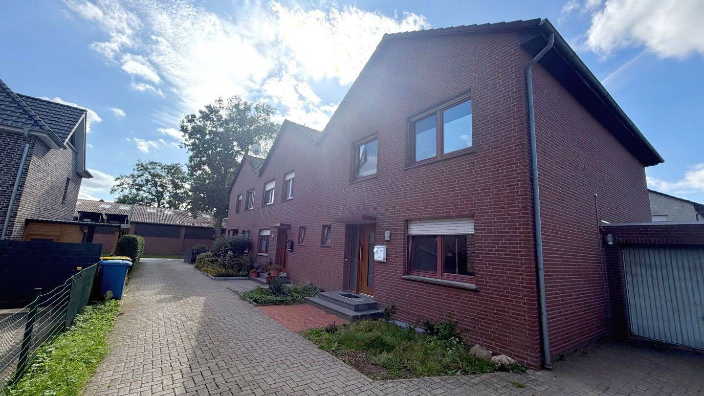 Cloppenburg | Großzügiges Reihenendhaus mit Garten, Balkon, Keller & Garage, 49661 Cloppenburg