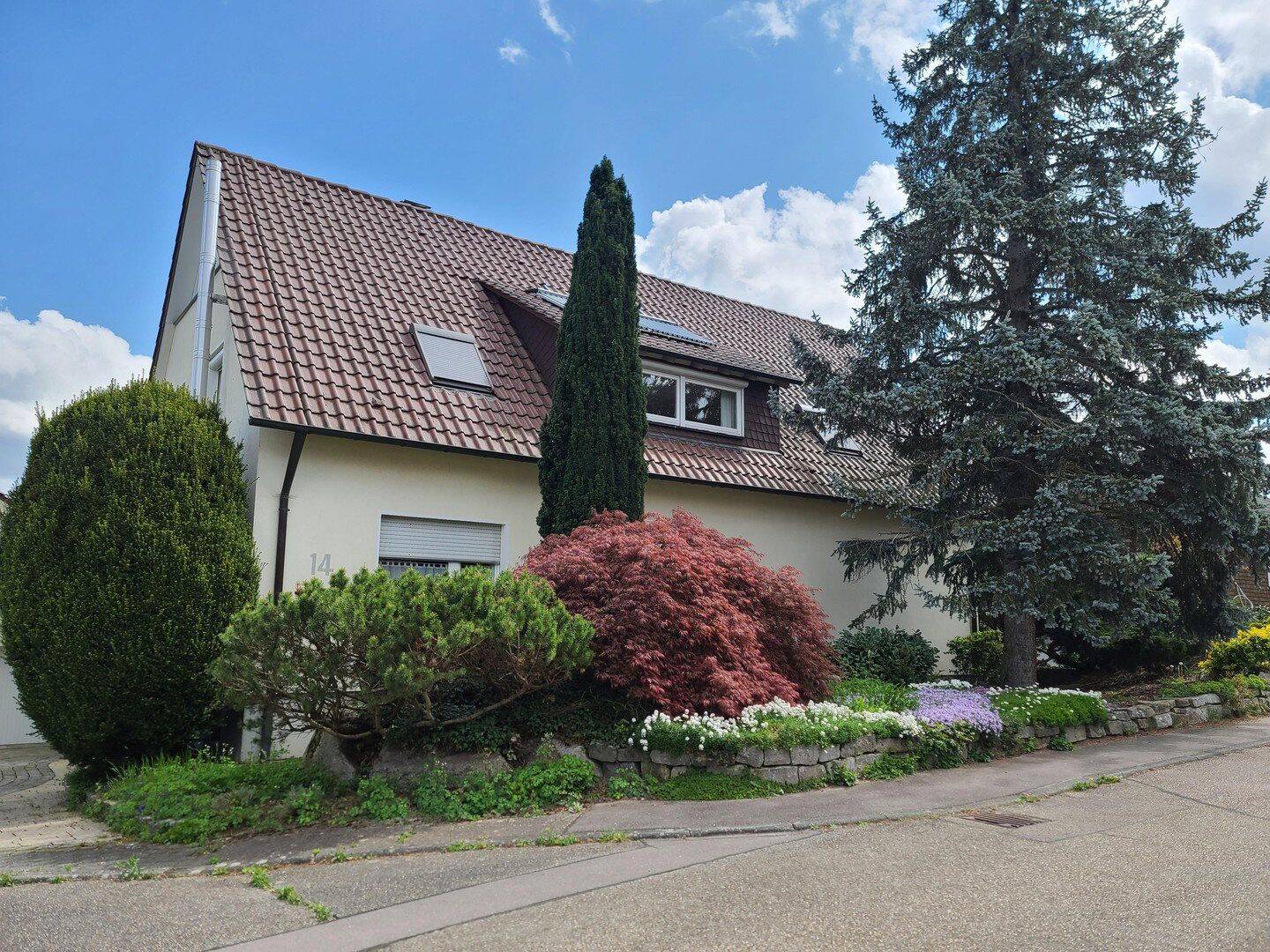 Großzügiges Einfamilienhaus mit 244 m² Wohnfläche, großem Grundstück und 2 Garagen – provisionsfrei, 75334 Straubenhardt