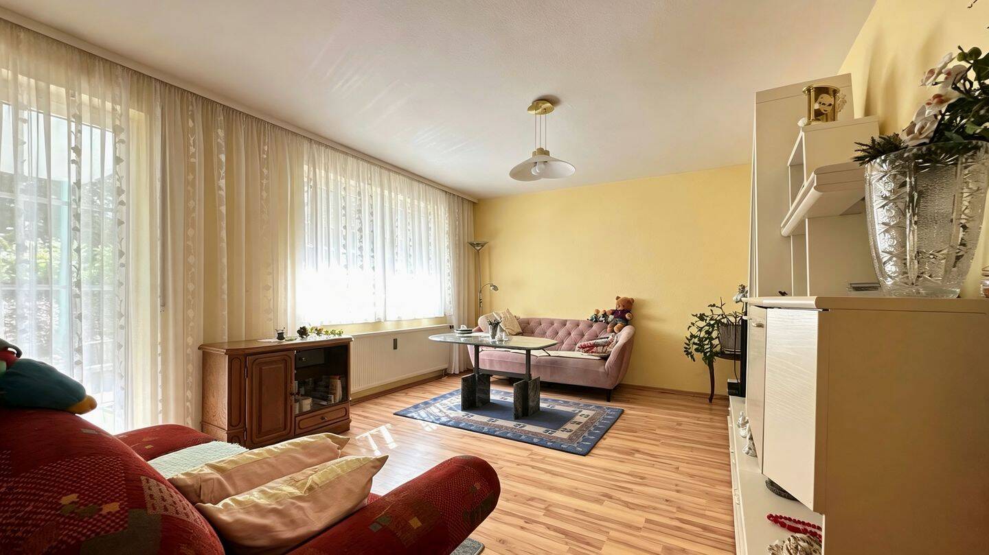 Lichtdurchflutete Souterrainwohnung mit großzügiger Terrasse, 74336 Brackenheim