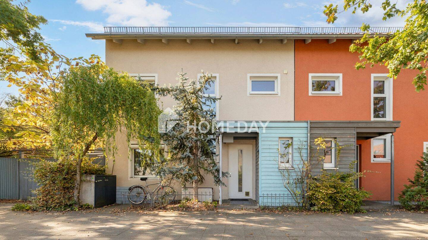 Raum für Familie und eigene Ideen: Reihenendhaus auf drei Etagen mit Carport, Garten und Einbauküche, 30179 Hannover