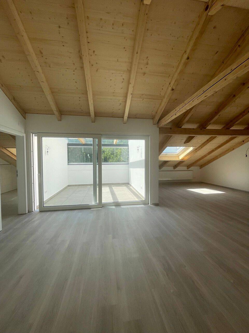 Exklusive Dachgeschosswohnung am Maximilianpark – Erstbezug nach Renovierung mit Dachterrasse/Wintergarten, 92224 Amberg