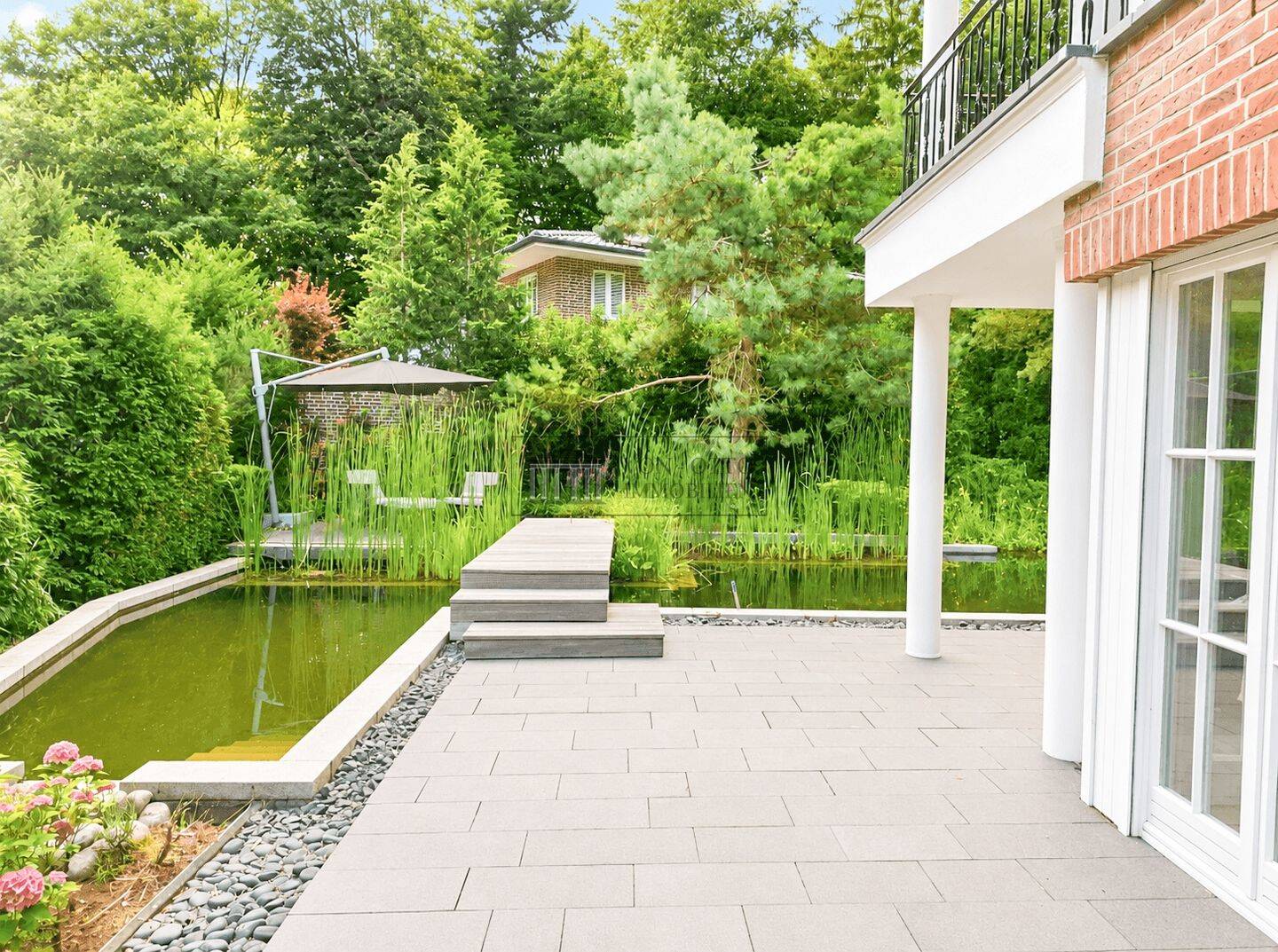 Privatresort der Extraklasse: Einzigartige Designvilla mit Naturpool, 22397 Hamburg (Wandsbek Duvenstedt Lemsahl-Mellingstedt Wohldorf-Ohlstedt)
