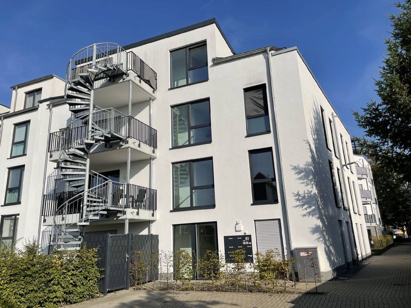 großzügig Wohnen mit guter Anbindung nach Köln: Sonnenbalkon und Tiefgaragenstellplatz inklusive, 51371 Leverkusen (Bürrig Hitdorf Rheindorf)