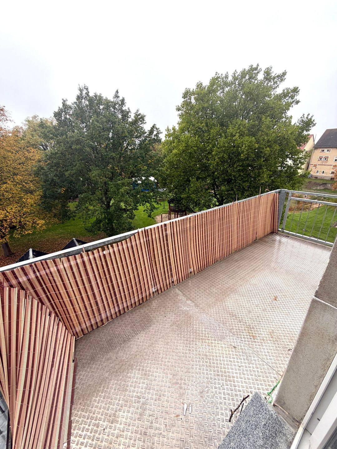 Schöne 3-Zimmer-Dachgeschosswohnung mit großem Balkon, Kamin und Gartennutzung in ruhiger Wohnlage von Kauern bei Gera, 7554 Kauern
