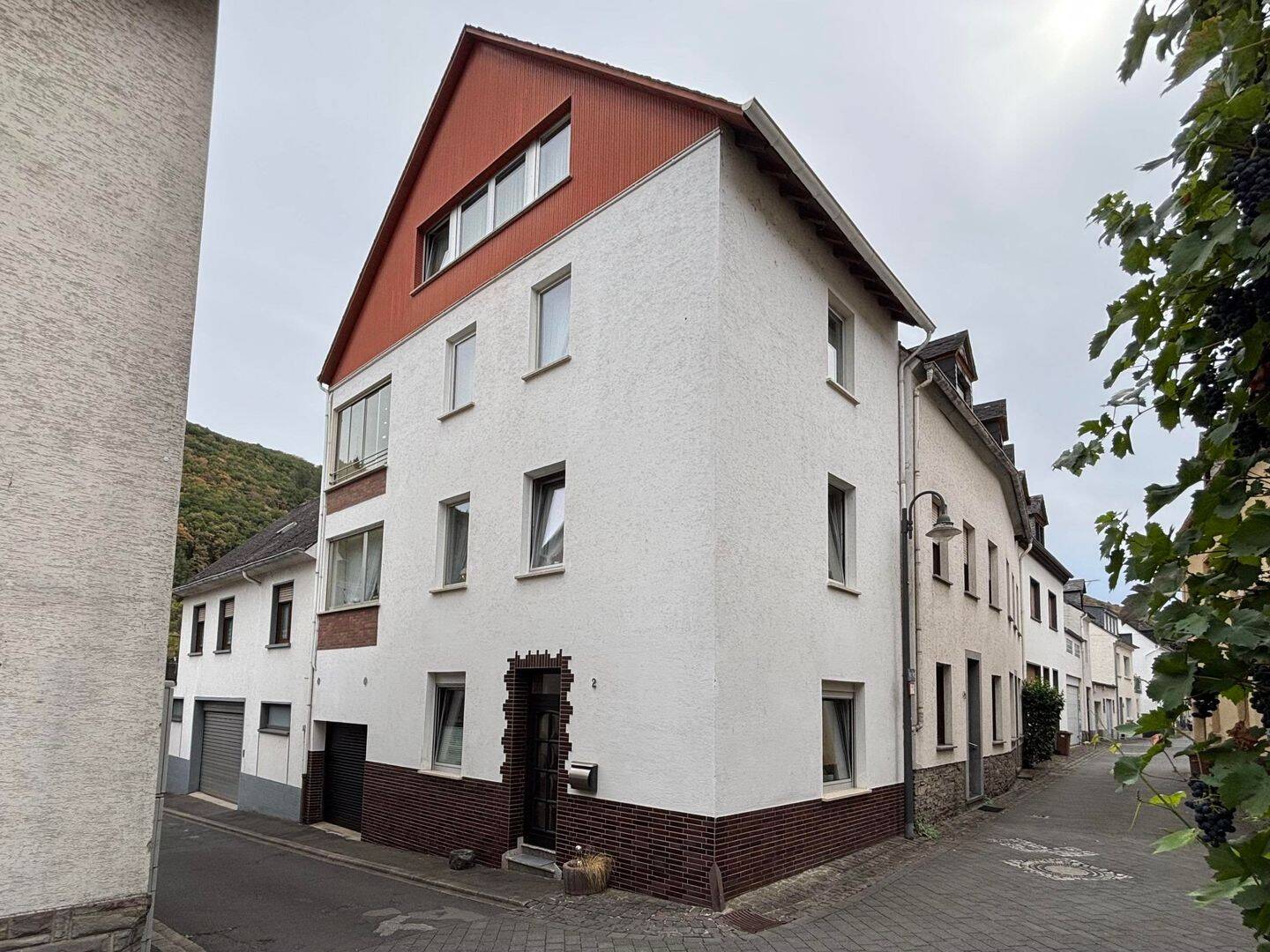 Wohnliches Reihen-Eckhaus mit Loggia und Garage, 56818 Klotten