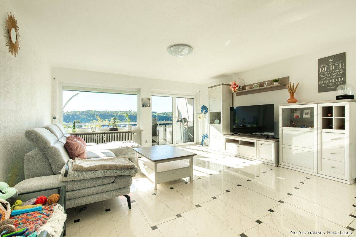 Einziehen und den Blick über Wehr genießen: Modernisierte 3,5-Zimmer mit zwei Balkonen und Garage, 79664 Wehr