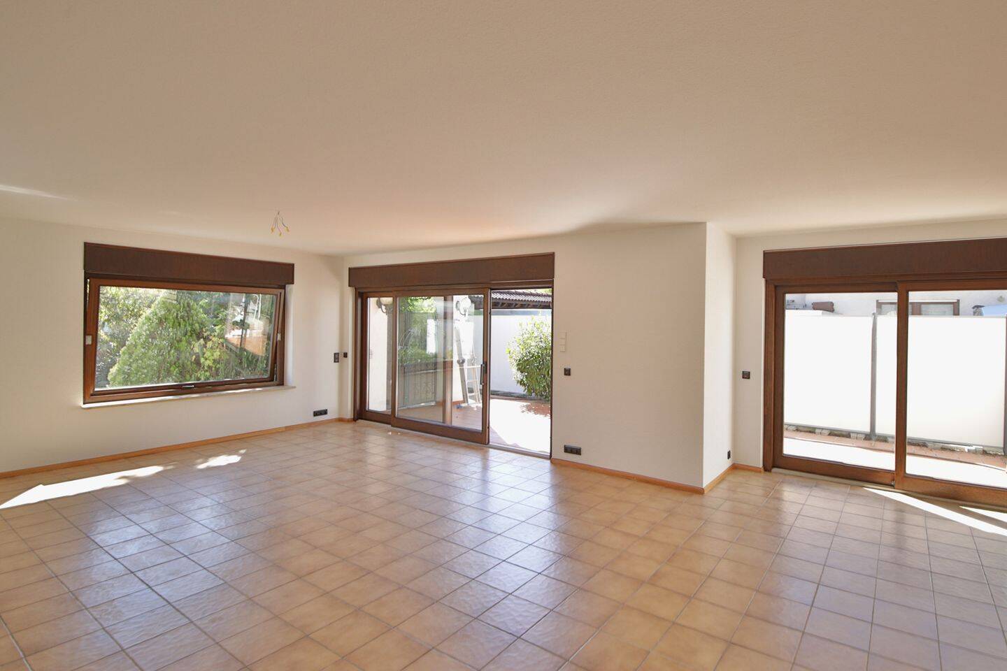 Wohnen mit viel Platz: 5-Zimmer-Wohnung mit großer Terrasse, Garage und Gartennutzung, 76275 Ettlingen