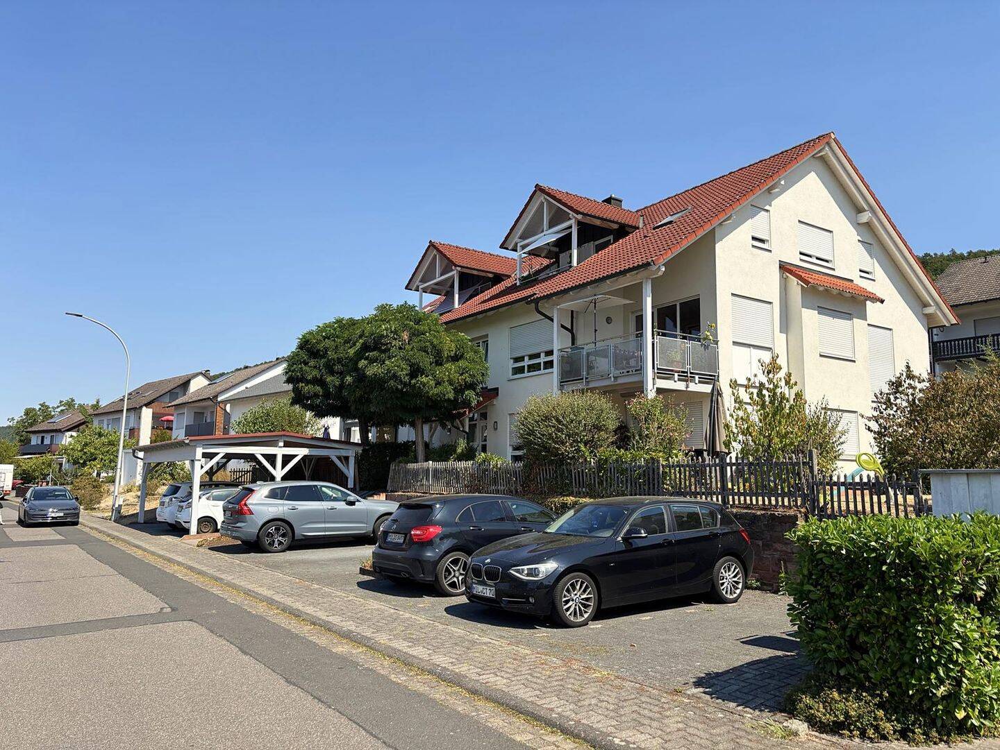 Helle 3-Zimmer-DG-Wohnung mit Loggia, Maintal- Fernblick & neuer Einbauküche, 63911 Klingenberg a. Main