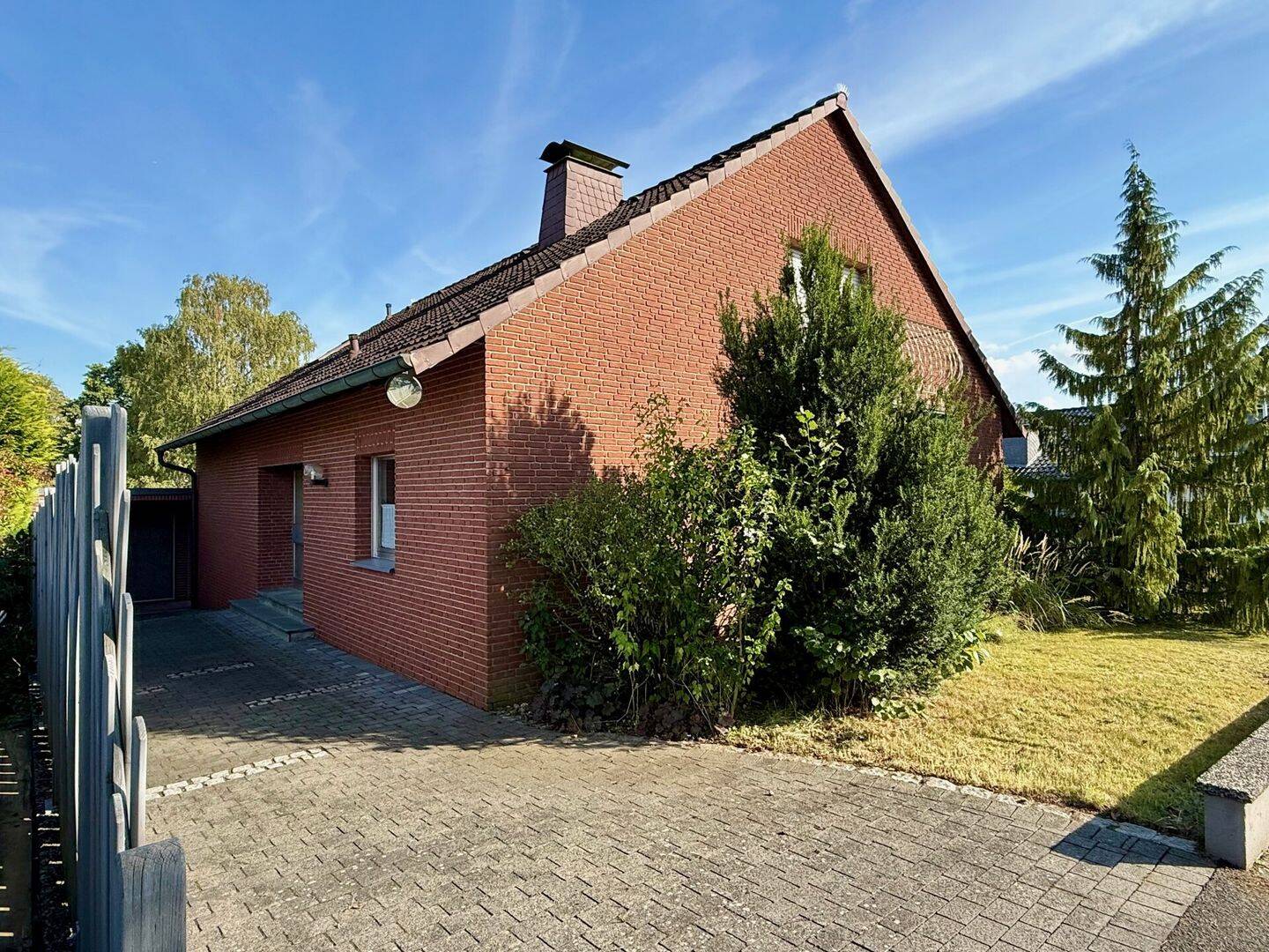 Fröndenberg-Warmen: Freistehendes Einfamilienhaus mit Garage in ruhiger Wohn- und Anliegerstraße!, 58730 Fröndenberg/Ruhr