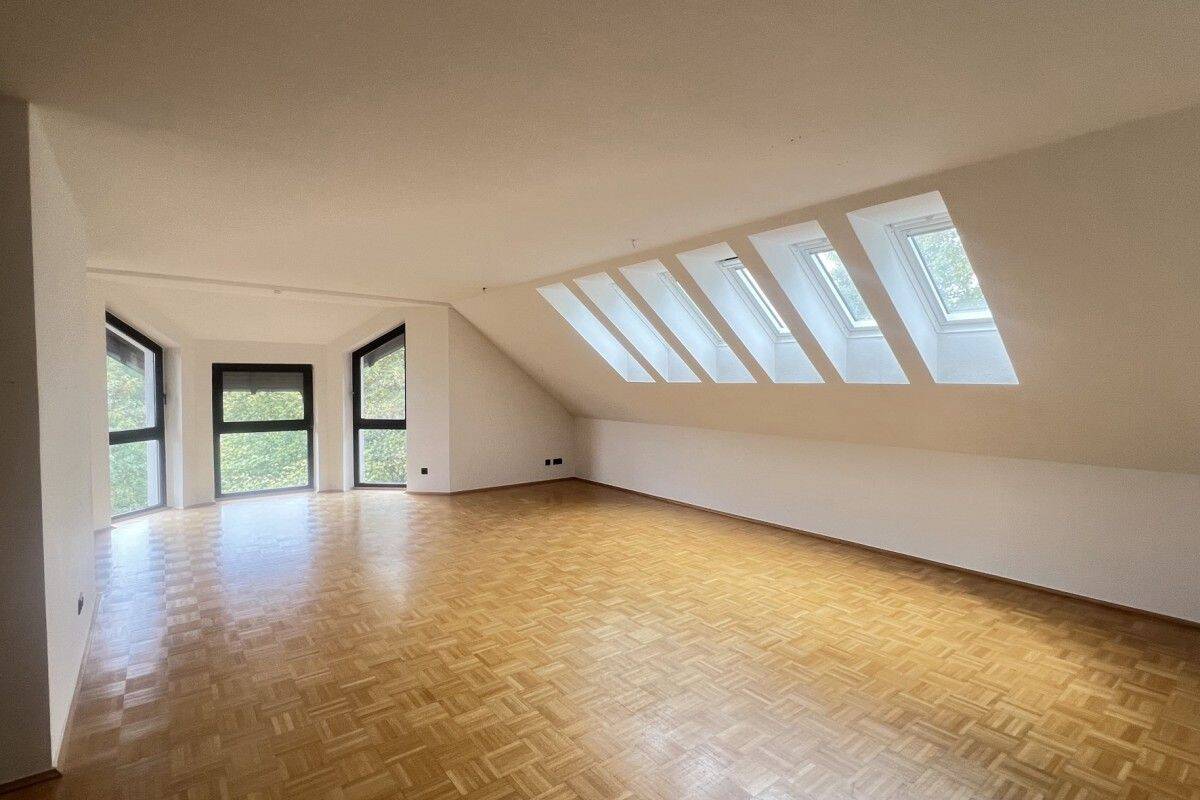 Wildromantisch am Mühlbachtal! Helle, großzügige DG-Wohnung mit Balkon und Freisitz im Grünen, 45147 Essen (Frohnhausen Holsterhausen Rüttenscheid)