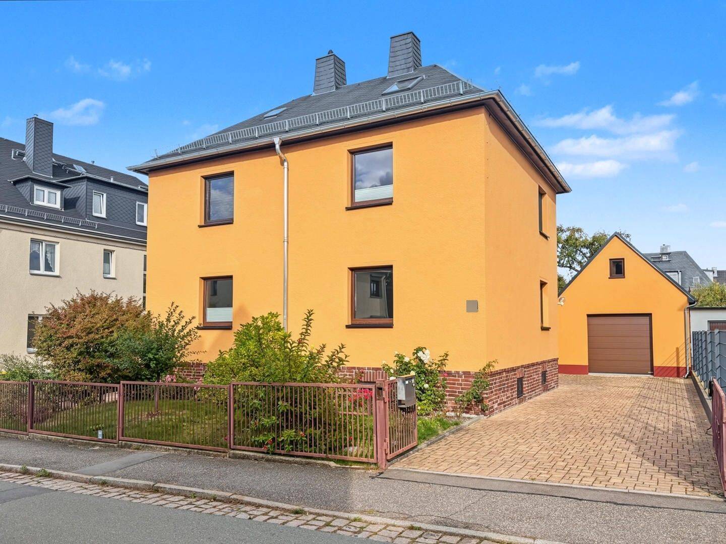 Sofort einziehen – Saniertes Einfamilienhaus mit großer Garage und Nebengelass in Chemnitz, 9116 Chemnitz