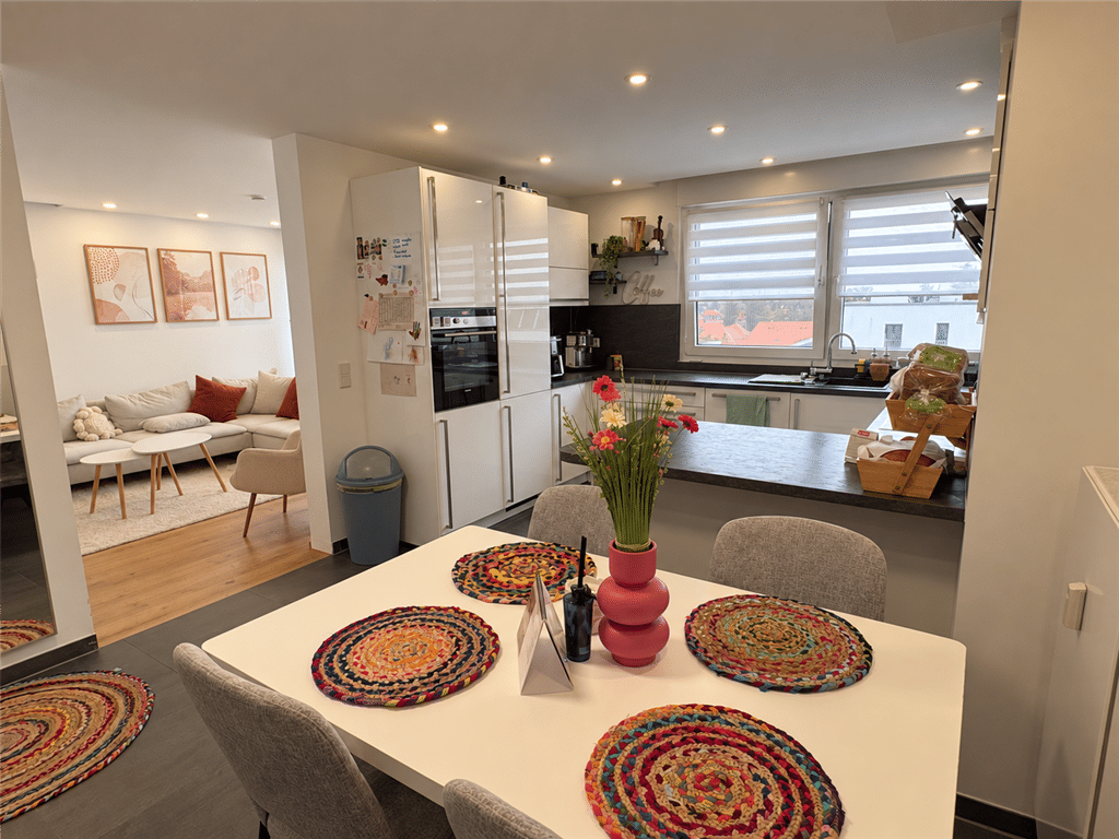 Hell & mit Ausblick – 3-Zimmer-Wohnung im 6. OG mit Balkon, Aufzug und TG-Stellplatz in Fürth-Ronhof, 90765 Fürth