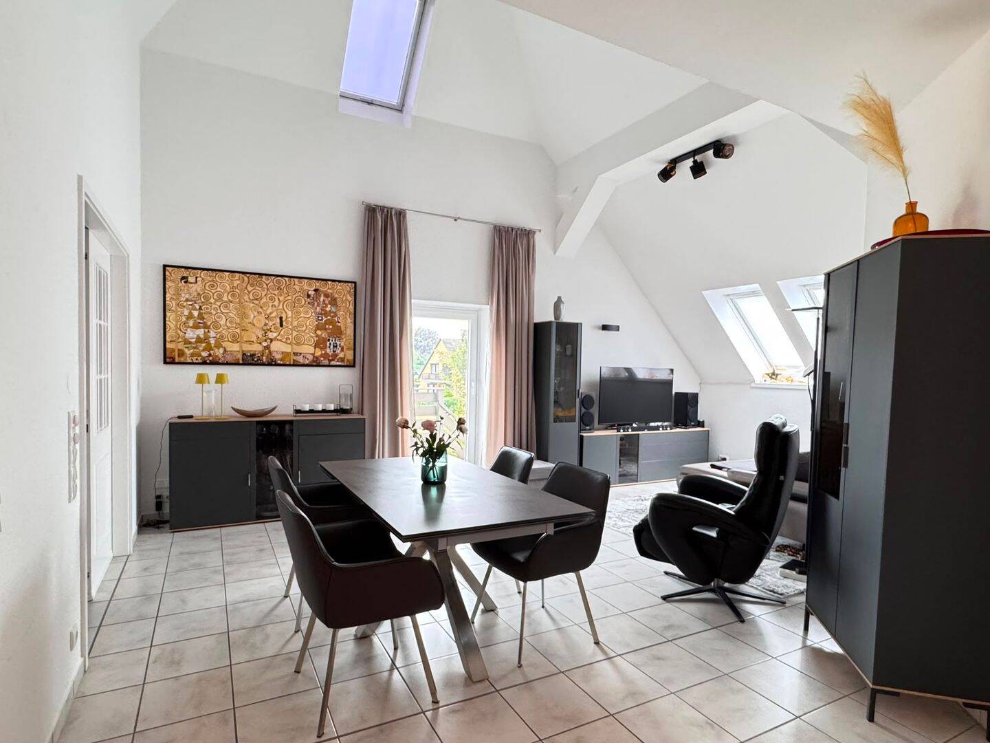 Großzügige 4-Zimmer-Wohnung mit 145 m², 2 Balkonen & Stellplatz in Altwarmbüchen, 30916 Isernhagen