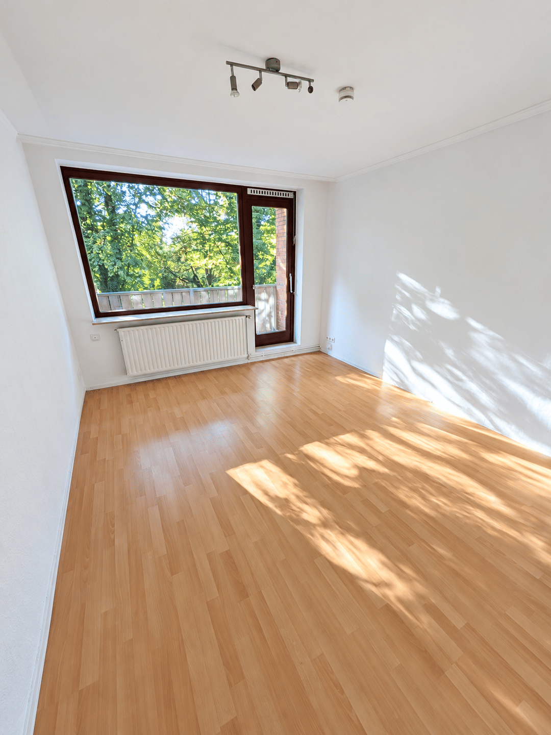 Helle 3-Zimmer-Wohnung mit Balkon, Einbauküche und Blick ins Grüne, 28217 Bremen (Handelshäfen Steffensweg Utbremen Westend)