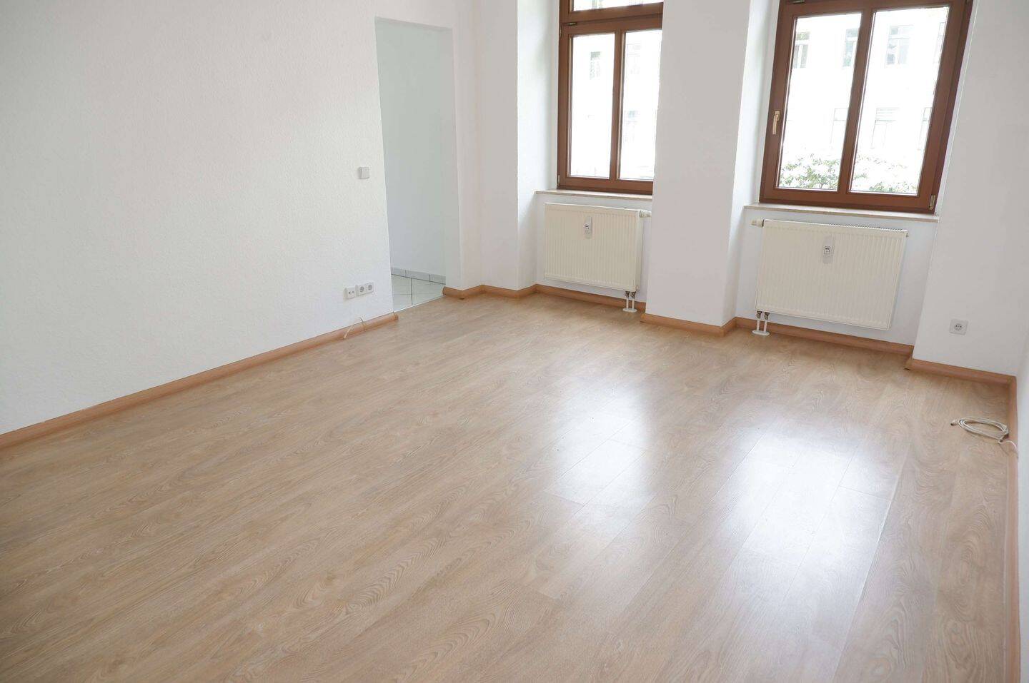 Frei ab dem 1.12.26 – Klein aber fein… Laminat + Bad mit Dusche!, 9131 Chemnitz (Ebersdorf Hilbersdorf)