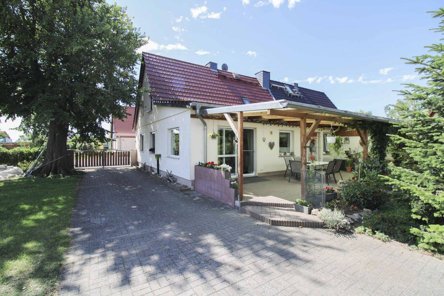 Viel Platz im Frei: Gepflegte Doppelhaushälfte mit großem Garten, Garage und Nebengelass, 4931 Bad Liebenwerda