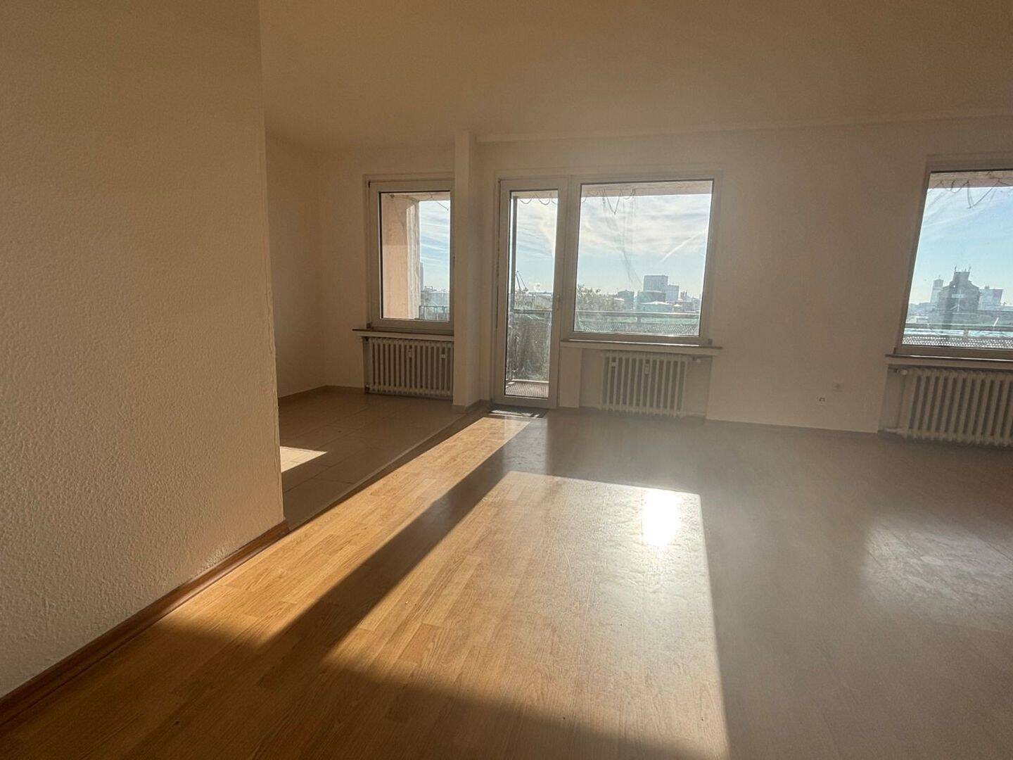 Aussicht & Balkon: 1-Zimmer-Wohnung im 4. Stock in Neuss, 41460 Neuss