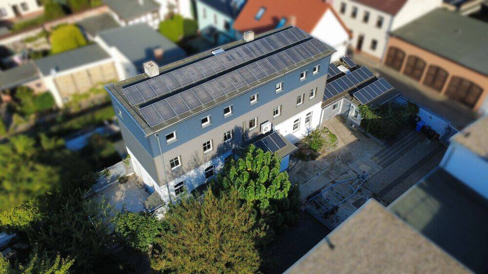 Gepflegtes Einfamilienhaus mit großem Grundstück, zwei Garagen und Ausbaupotenzial in Calbe (Saale), 39240 Calbe (Saale)