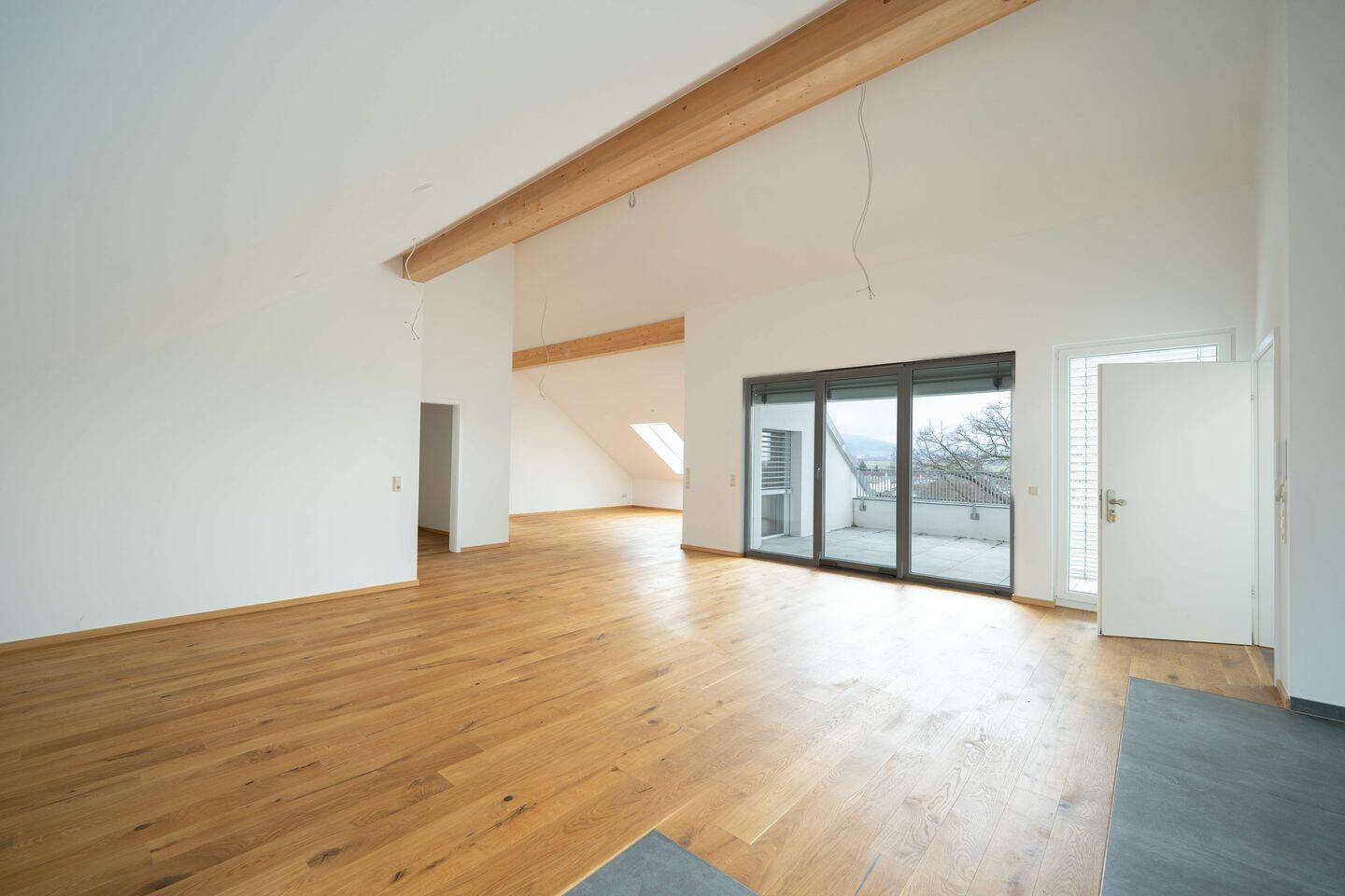 Außergewöhnliche Dachgeschosswohnung mit großer Dachterrasse und ca. 112 m² Wohnfläche, 79238 Ehrenkirchen