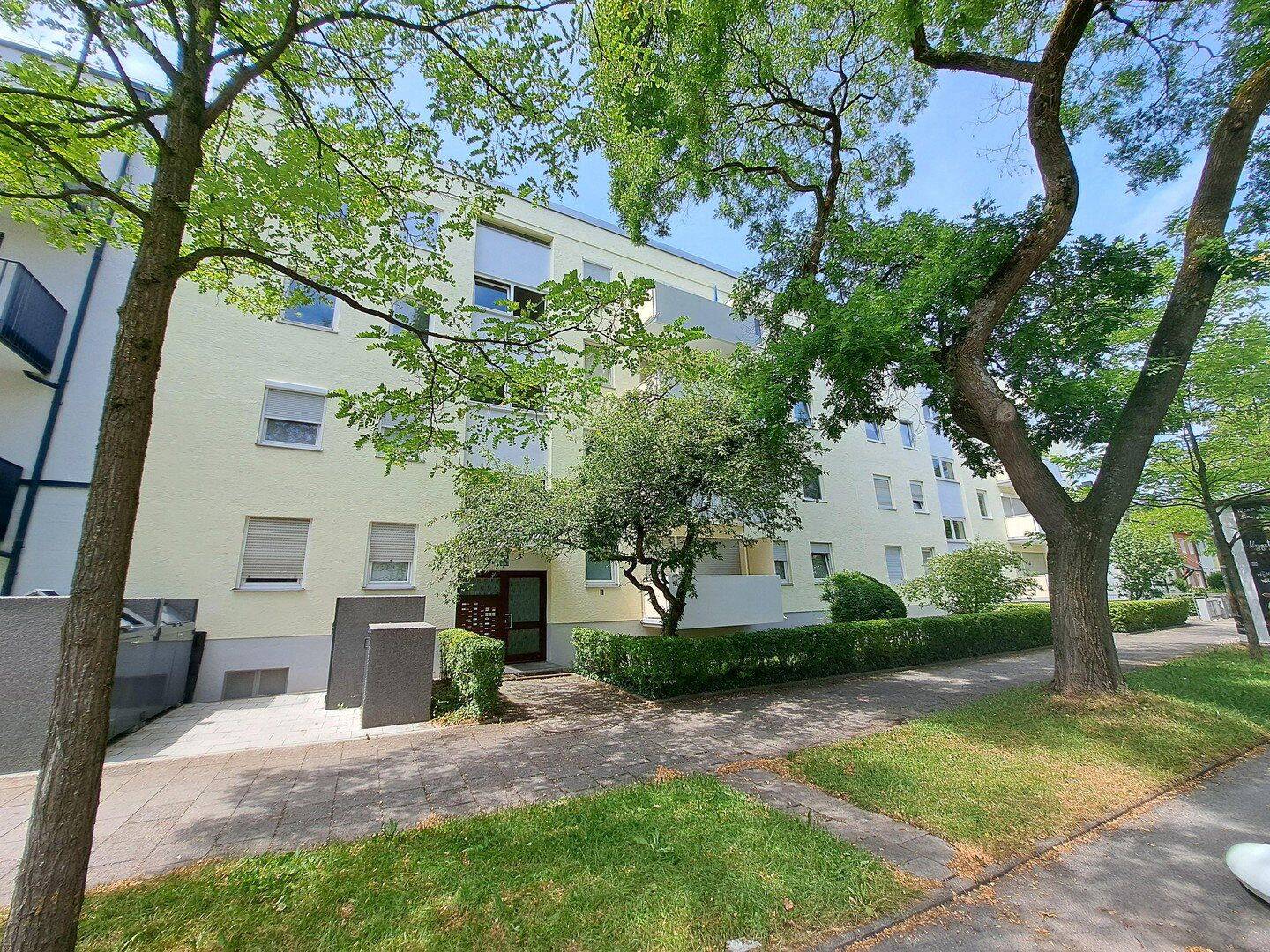 Sehr gut geschnittene, helle 2-Zimmer-Wohnung mit Balkon und Tiefgaragenstellplatz zu verkaufen, 80686 München (Laim Sendling-Westpark)