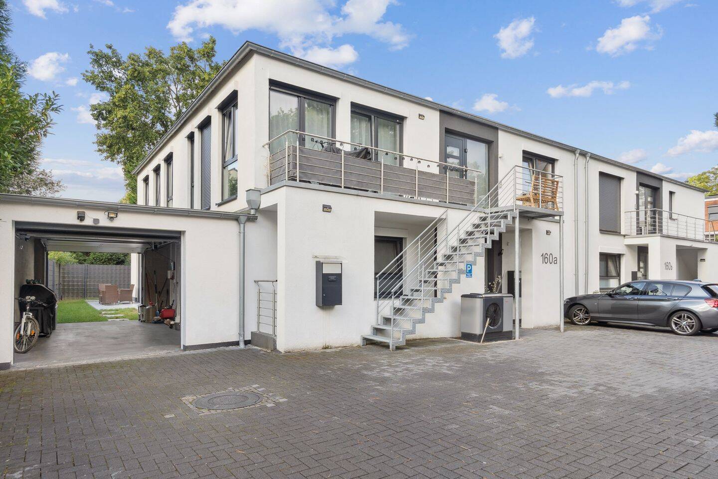 Düsseldorf ganz nah: Hochwertige DHH mit 2 WE, Garten, Garage u. 2. Stellplätzen, 41462 Neuss